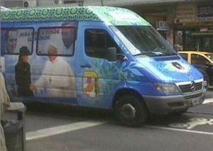 cristina y el papa campaña camioneta